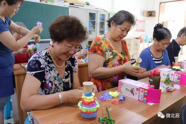 这群老人太可爱了！手工DIY制作雪花泥花瓶